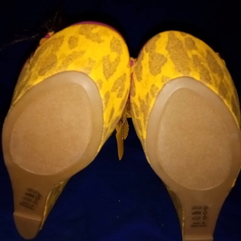 PAMPI Two Tone Peacock Leaf Peep Toe ( BRAND NEW !!! )